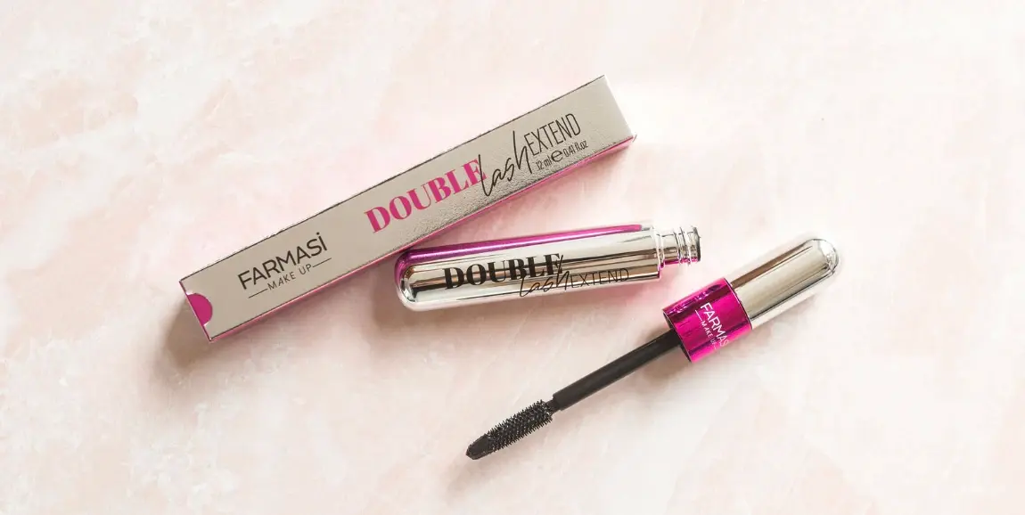 Zbliżenie szczoteczki do tuszu do rzęs Double Lash Extend